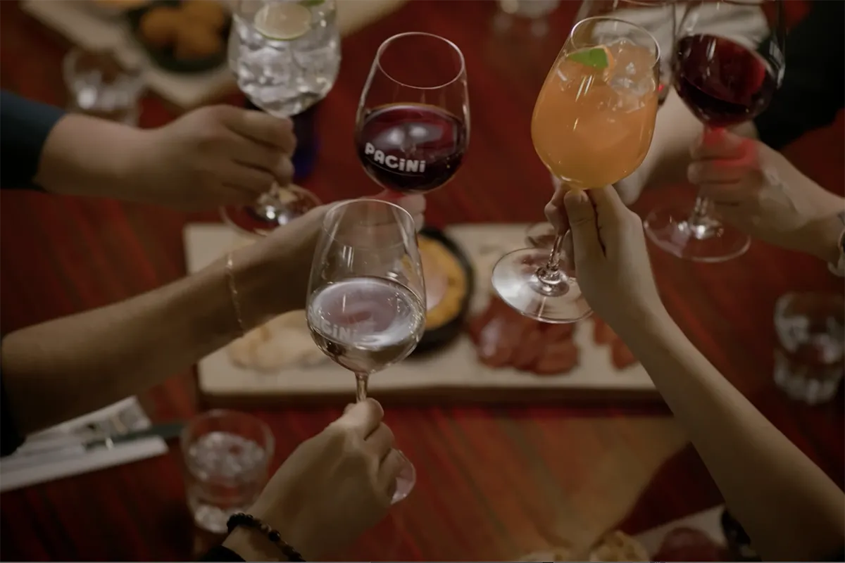 Cocktails et vin servis au restaurant PACINI