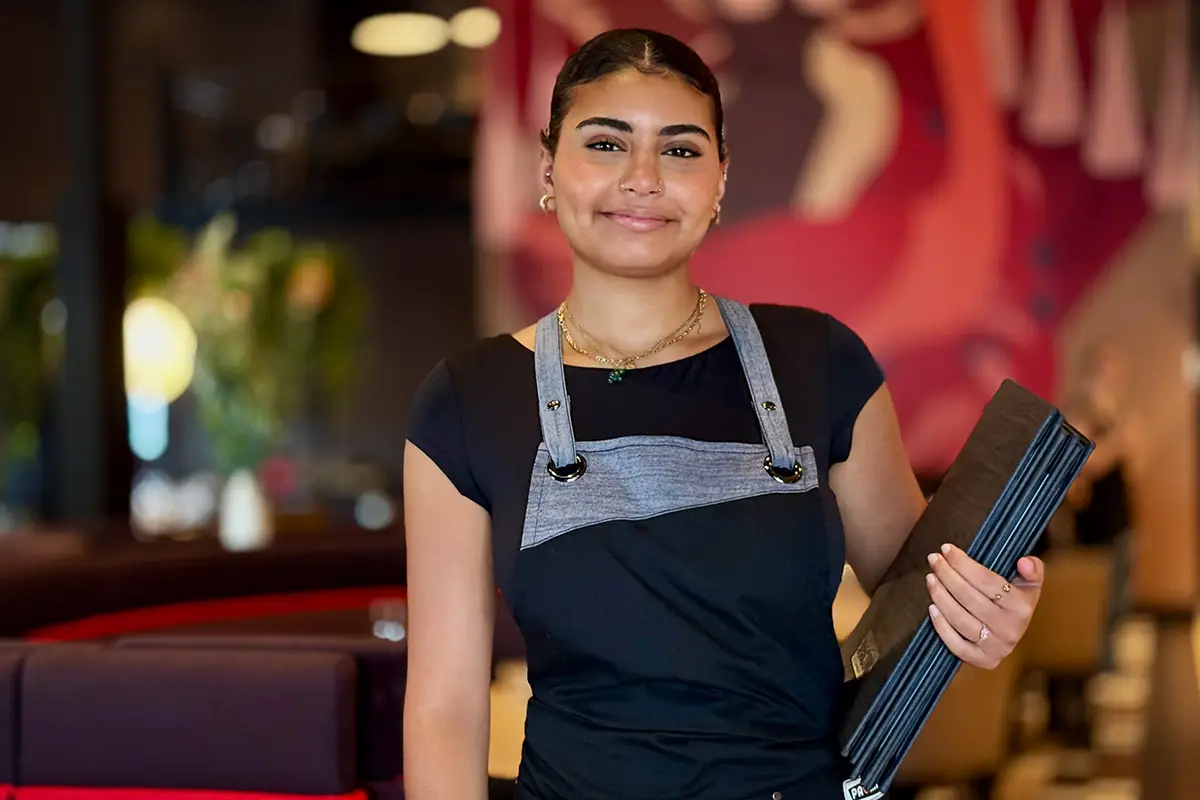 Employé PACINI servant un client en salle