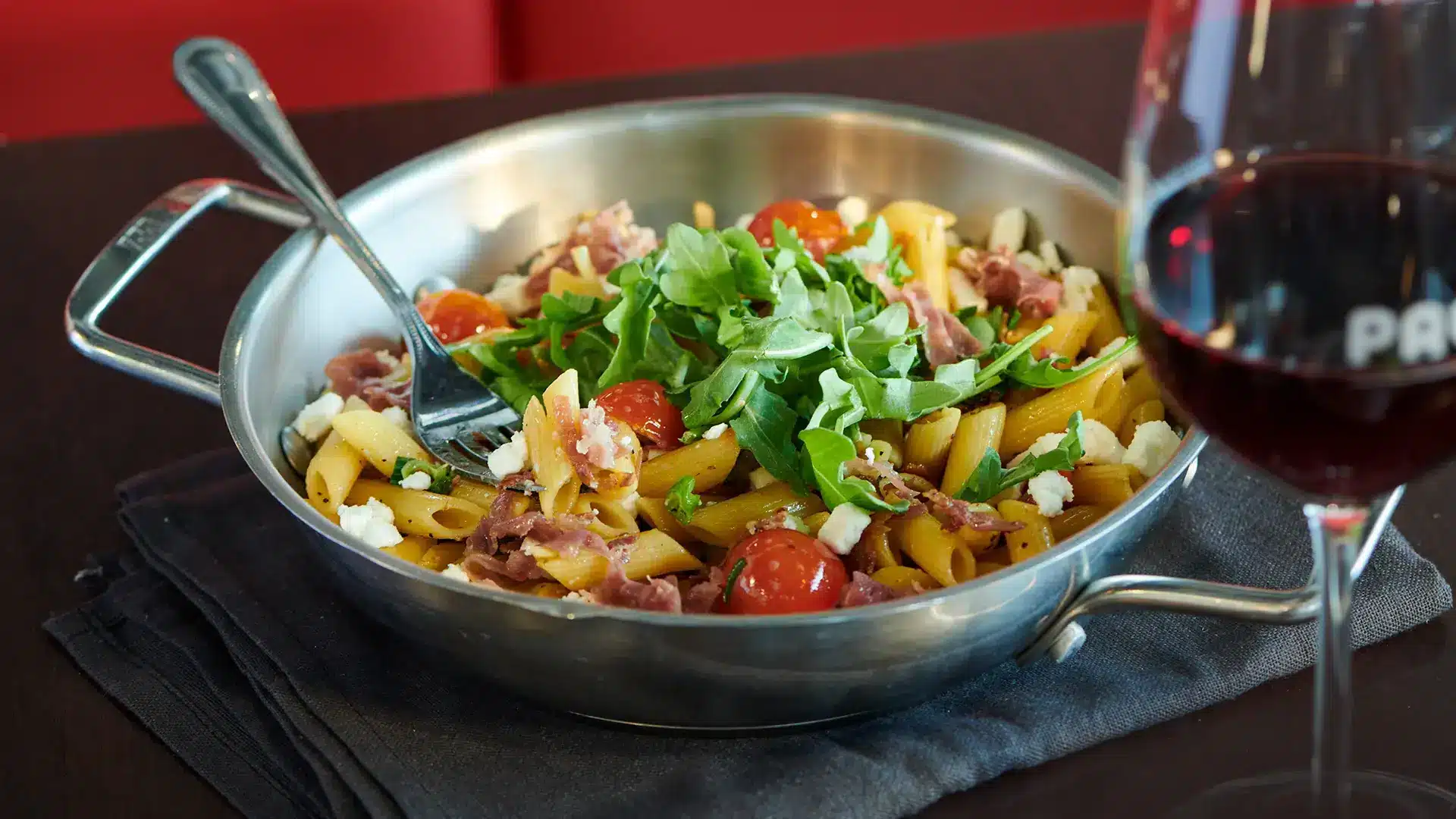 Penne au prosciutto et roquette servies chez PACINI